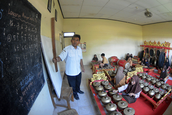 Aktivitas sejumlah perajin dalam proses pembuatan gamelan di Kerajinan Gamelan Panji Gong Agung, Dukuh Wirun, Desa Wirun RT 2 RW 6 Kecamatan Mojolaban.