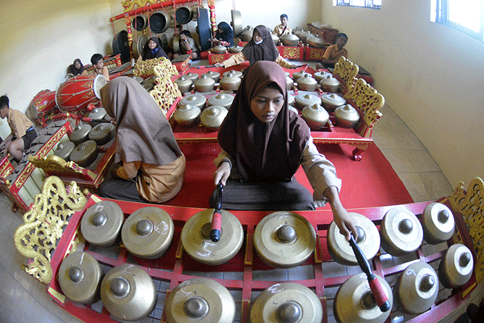Aktivitas sejumlah perajin dalam proses pembuatan gamelan di Kerajinan Gamelan Panji Gong Agung, Dukuh Wirun, Desa Wirun RT 2 RW 6 Kecamatan Mojolaban.