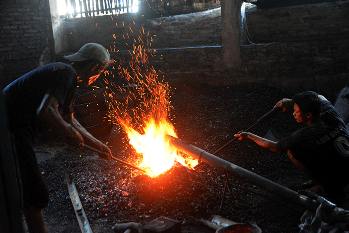 Aktivitas sejumlah perajin dalam proses pembuatan gamelan di Kerajinan Gamelan Panji Gong Agung, Dukuh Wirun, Desa Wirun RT 2 RW 6 Kecamatan Mojolaban.
