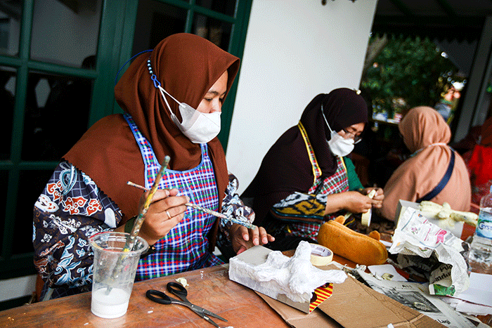 Sejumlah peserta dari Guru Sekolah Dasar mengikuti pelatihan kerajinan daur ulang limbah kardus dan koran di Tugu, Depok, Jawa Barat, Kamis (15/9/2022).
