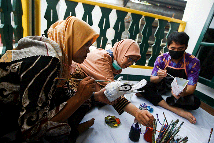 Sejumlah peserta dari Guru Sekolah Dasar mengikuti pelatihan kerajinan daur ulang limbah kardus dan koran di Tugu, Depok, Jawa Barat, Kamis (15/9/2022).