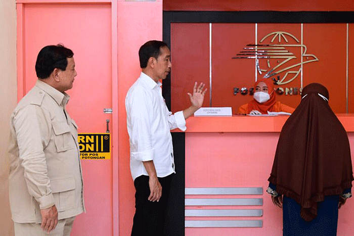 Presiden Joko Widodo dan Menteri Pertahanan Prabowo Subianto meninjau penyerahan bantuan sosial di Kantor Pos Dobo, Kabupaten Kepulauan Aru, Kamis (15/9/2022).