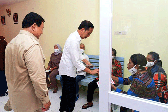 Presiden Joko Widodo dan Menteri Pertahanan Prabowo Subianto meninjau penyerahan bantuan sosial di Kantor Pos Dobo, Kabupaten Kepulauan Aru, Kamis (15/9/2022).