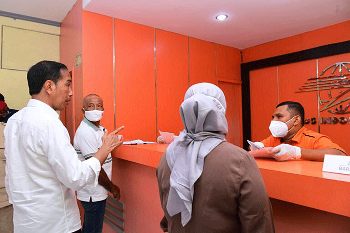 Presiden Joko Widodo dan Menteri Pertahanan Prabowo Subianto meninjau penyerahan bantuan sosial di Kantor Pos Dobo, Kabupaten Kepulauan Aru, Kamis (15/9/2022).