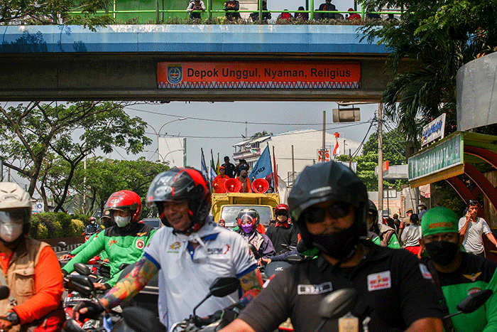 Massa buruh menyampaikan orasi saat menggelar aksi unjuk rasa menolak kenaikan harga BBM di Balai Kota Depok, Kamis (15/9/2022).