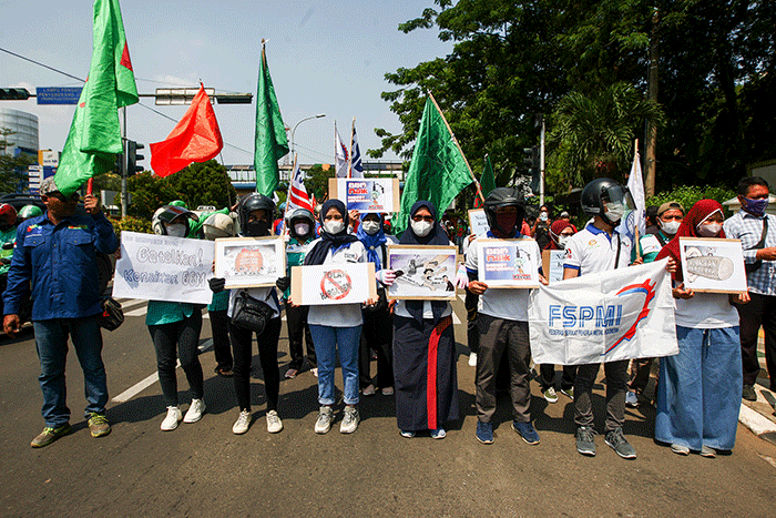 Massa buruh menyampaikan orasi saat menggelar aksi unjuk rasa menolak kenaikan harga BBM di Balai Kota Depok, Kamis (15/9/2022).