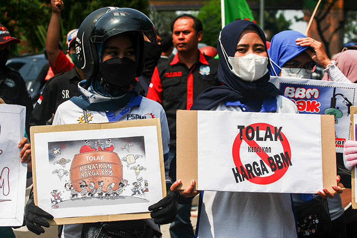 Massa buruh menyampaikan orasi saat menggelar aksi unjuk rasa menolak kenaikan harga BBM di Balai Kota Depok, Kamis (15/9/2022).