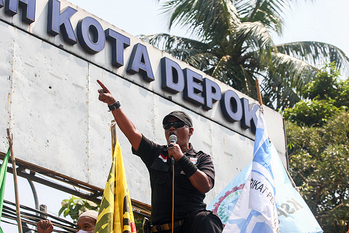 Massa buruh menyampaikan orasi saat menggelar aksi unjuk rasa menolak kenaikan harga BBM di Balai Kota Depok, Kamis (15/9/2022).