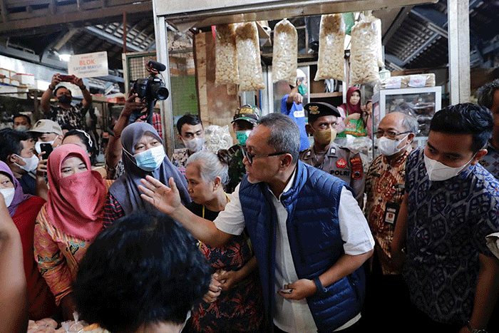 Menteri Perdagangan Zulkifli Hasan memantau harga barang kebutuhan pokok di Pasar Gede, Surakarta, Jawa Tengah, Kamis (15/9/2022).