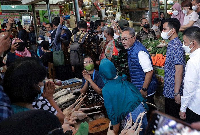 Menteri Perdagangan Zulkifli Hasan memantau harga barang kebutuhan pokok di Pasar Gede, Surakarta, Jawa Tengah, Kamis (15/9/2022).