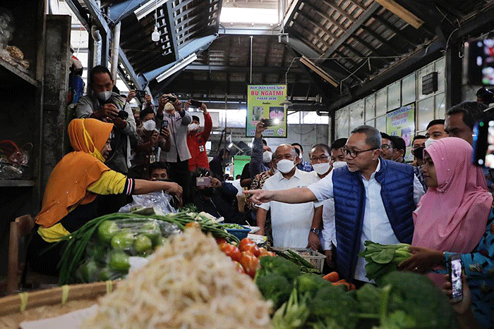 Menteri Perdagangan Zulkifli Hasan memantau harga barang kebutuhan pokok di Pasar Gede, Surakarta, Jawa Tengah, Kamis (15/9/2022).
