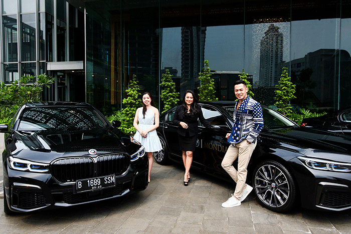 BMW Seri 7 adalah sedan premium mewah dengan tampilan desain elegan serta teknologi inovatif dari BMW yang dilengkapi dengan chauffeur.