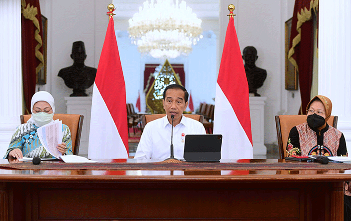 Presiden Joko Widodo (tengah) didampingi Menteri Sosial Tri Rismaharini (kanan) dan Menteri Ketenagakerjaan Ida Fauziyah memberikan keterangan pers.