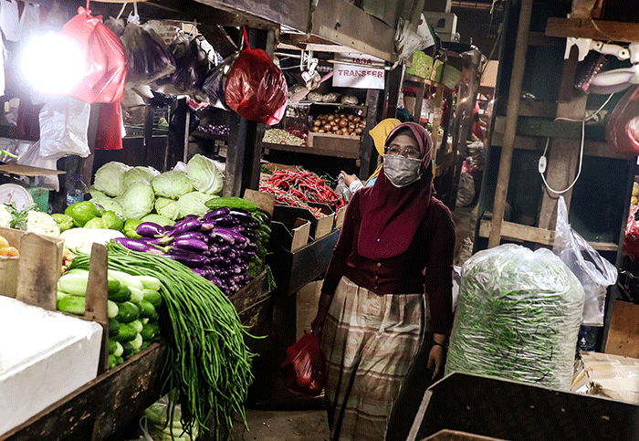 Pedagang merapikan dagangannya di pasar Senen, Jakarta Pusat, Jumat (16/9/2022).