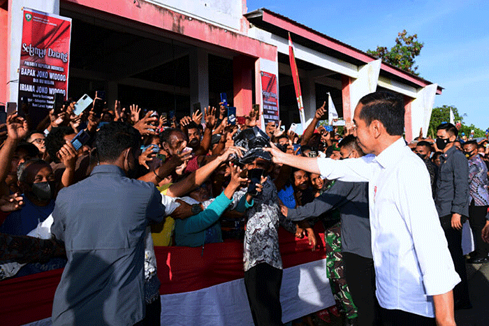 Presiden Joko Widodo didampingi Ibu Iriana Joko Widodo berkunjung ke Pasar Langgur, Kabupaten Maluku Tenggara, Kamis (15/9/2022).