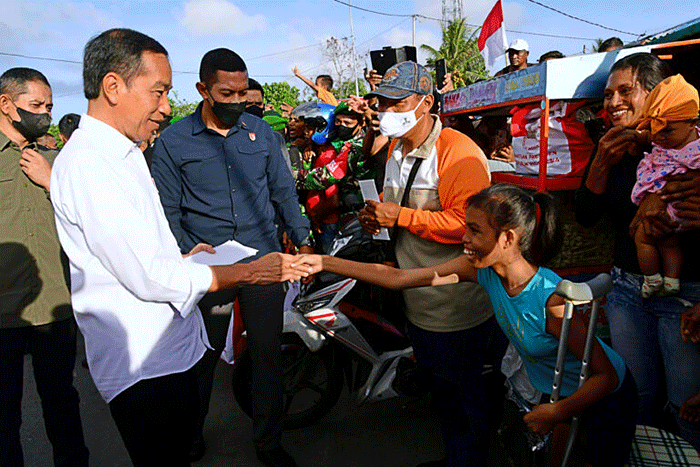 Presiden Joko Widodo didampingi Ibu Iriana Joko Widodo berkunjung ke Pasar Langgur, Kabupaten Maluku Tenggara, Kamis (15/9/2022).