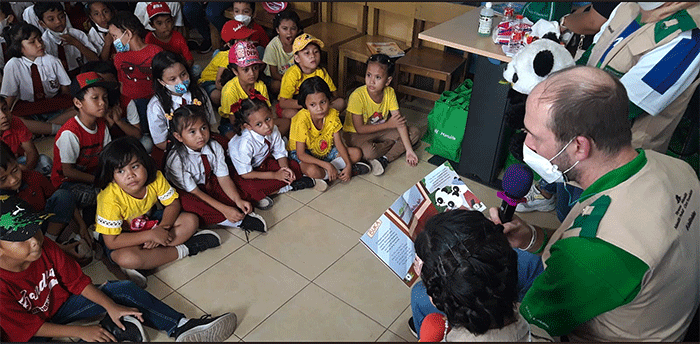 Manulife Indonesia melalui Yayasan Manulife Peduli (YMP) melakukan donasi buku dan literasi keuangan di SD Emaus, Cimanggis Depok.