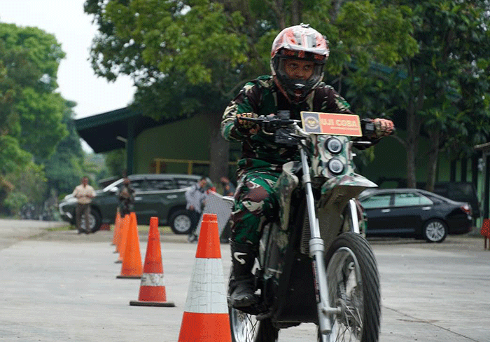 Motor listrik ini juga memiliki kemampuan pengisi daya cepat dua jam (1200 W) dan daya tempuh sejauh 80an kilometer.