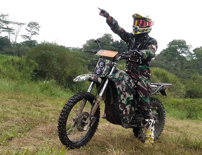 Motor listrik ini juga memiliki kemampuan pengisi daya cepat dua jam (1200 W) dan daya tempuh sejauh 80an kilometer.