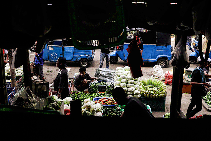 Pedagang menyiapkan kebutuhan pokok yang dijual di pasar Senen, Jakarta Pusat, Jumat (16/9/2022).
