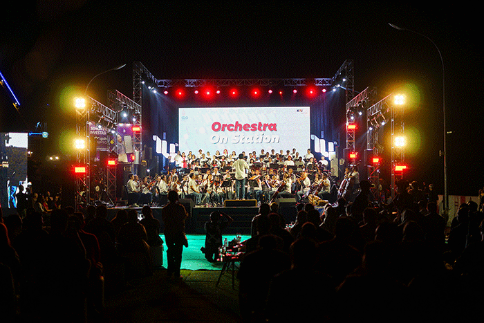 Komposer Addie MS tampil bersama kelompok musik simfoni Twilite Orchestra pada acara Orchestra On Station di Stasiun BNI City, Jakarta, Jumat (16/9/2022).