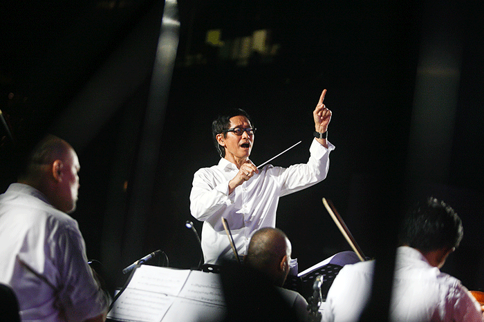 Komposer Addie MS tampil bersama kelompok musik simfoni Twilite Orchestra pada acara Orchestra On Station di Stasiun BNI City, Jakarta, Jumat (16/9/2022).