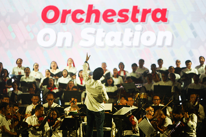 Komposer Addie MS tampil bersama kelompok musik simfoni Twilite Orchestra pada acara Orchestra On Station di Stasiun BNI City, Jakarta, Jumat (16/9/2022).