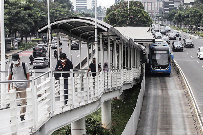Armada bus Transjakarta melintas di kawasan Sudirman, Jakarta, Sabtu (17/9/2022).