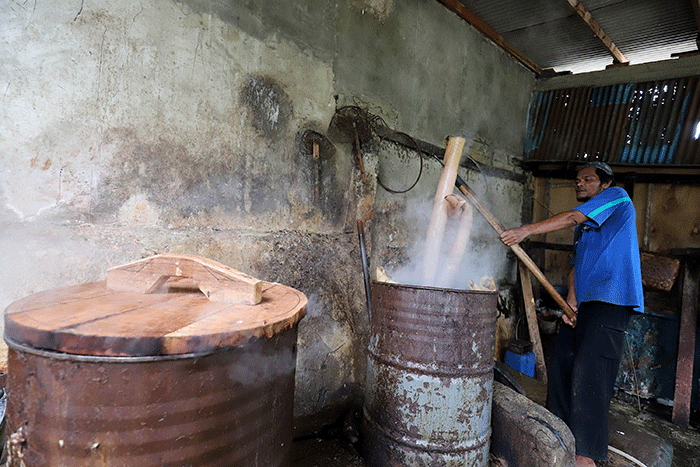 Pekerja membakar kulit sapi saat membuat kerupuk kulit produksi rumahan di Katulampa, Bogor, Jawa Barat, Sabtu (17/9/2022).