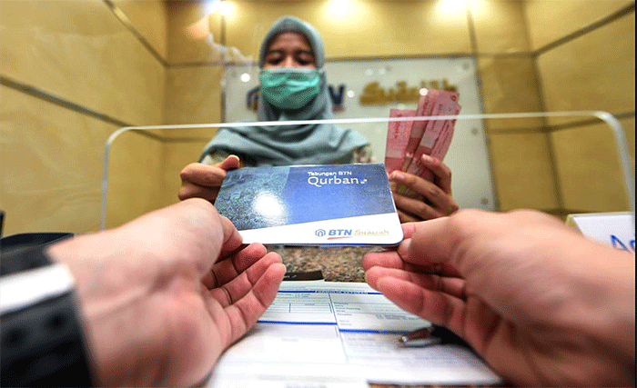 Teller melayani nasabah saat bertransaksi di Kantor Cabang BTN Syariah di Jakarta.
