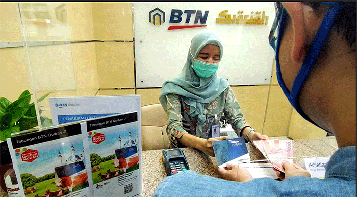 Teller melayani nasabah saat bertransaksi di Kantor Cabang BTN Syariah di Jakarta.