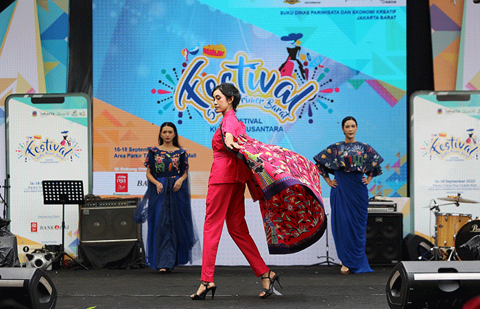 Pesta Rakyat bertajuk Festival Sentra Primer Barat di Parkir Timur Puri Indah Mall, Jakarta Barat, Minggu (18/9/2022).