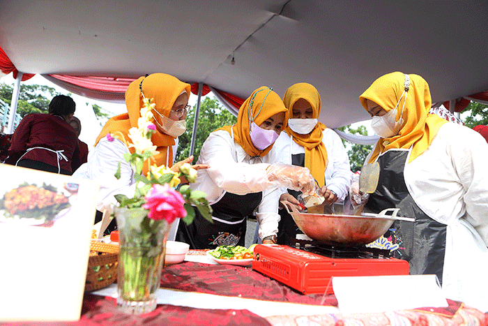 Pesta Rakyat bertajuk Festival Sentra Primer Barat di Parkir Timur Puri Indah Mall, Jakarta Barat, Minggu (18/9/2022).