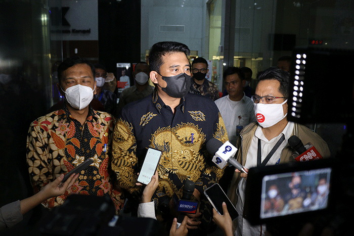 Wali Kota Medan Bobby Nasution menjawab pertanyaan wartawan usai melakukan pertemuan di Gedung Merah Putih KPK, Jakarta, Senin (19/9/2022).
