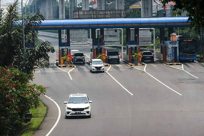 Pengendara melintas di ruas tol Jagorawi, Jakarta Timur, Senin (19/9/2022).