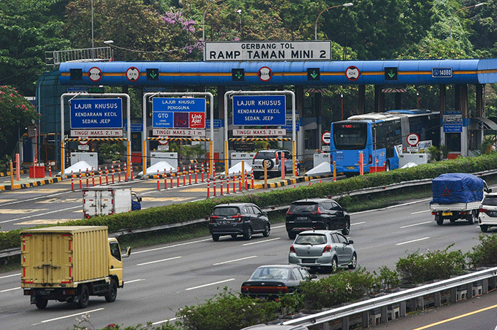 Pengendara melintas di ruas tol Jagorawi, Jakarta Timur, Senin (19/9/2022).