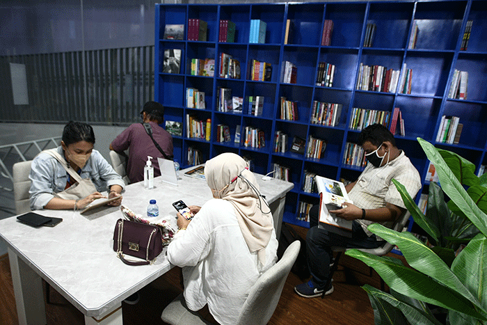 Pengunjung saat membaca buku di Perpustakan Taman Literasi Martha Christina Tiahahu, Jakarta Selatan, Minggu (18/9/2022).
