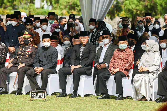 Personil TNI saat mengiringi peti jenazah Ketua Dewan Pers Azyumardi Azra menuju pusara di Taman Makam Pahlawan Kalibata, Jakarta Selatan, Selasa (20/9/2022).