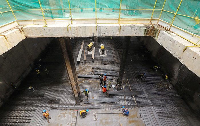 Sejumlah pekerja menyelesaikan proyek pembangunan Stasiun MRT Monumen Nasional (Monas) di Jalan Medan Merdeka Barat, Gambir, Jakarta Pusat, Selasa (20/9/2022).