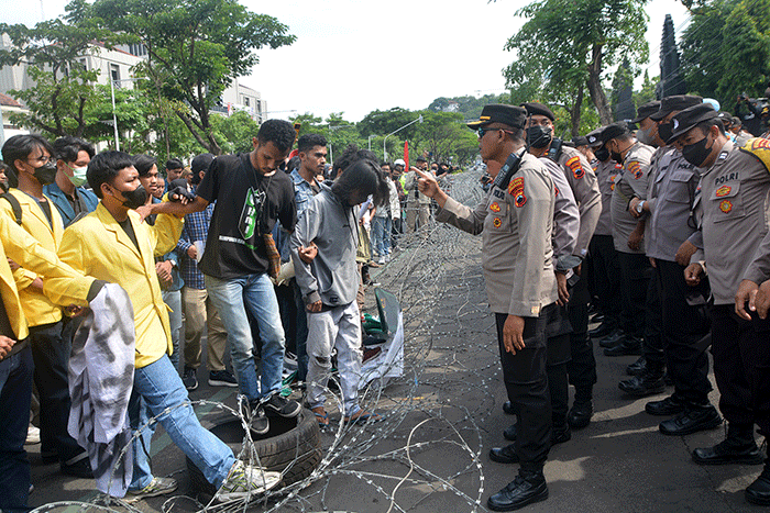 Sekitar 100 mahasiswa dan buruh yang tergabung dalam Gerakan Rakyat Menggugat menggelar unjuk rasa di depan Kantor DPRD Jateng, Semarang, Jawa Tengah.