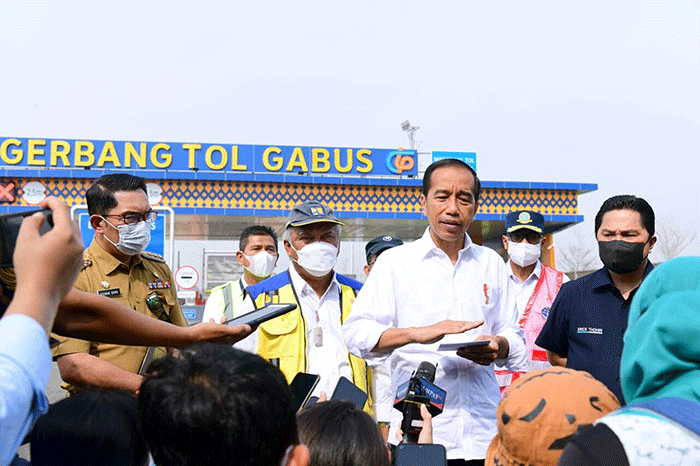 Presiden Joko Widodo memberikan keterangannya kepada awak media di Gerbang Tol Gabus, Kabupaten Bekasi, Jawa Barat, Selasa (20/9/2022).