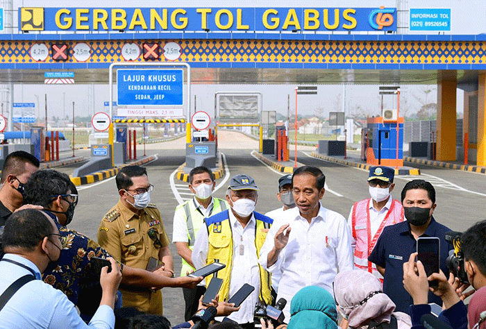 Presiden Joko Widodo memberikan keterangannya kepada awak media di Gerbang Tol Gabus, Kabupaten Bekasi, Jawa Barat, Selasa (20/9/2022).