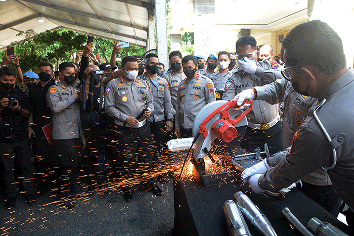 Kapolda Jateng Irjen Pol Ahmad Luthfi meninjau knalpot brong hasil sitaan polisi yang digelar di Mapolda Jateng, Semarang, Senin (19/9/2022).
