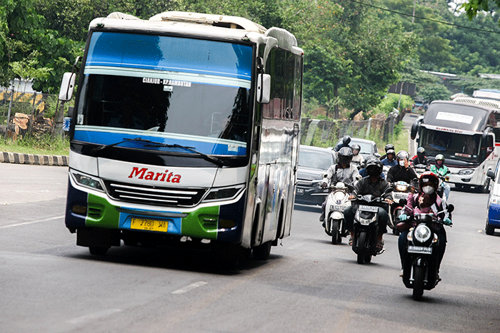 Sejumlah kendaraan melintas di kawasan Kampung Rambutan, Jakarta Timur, Rabu (21/9/2022).