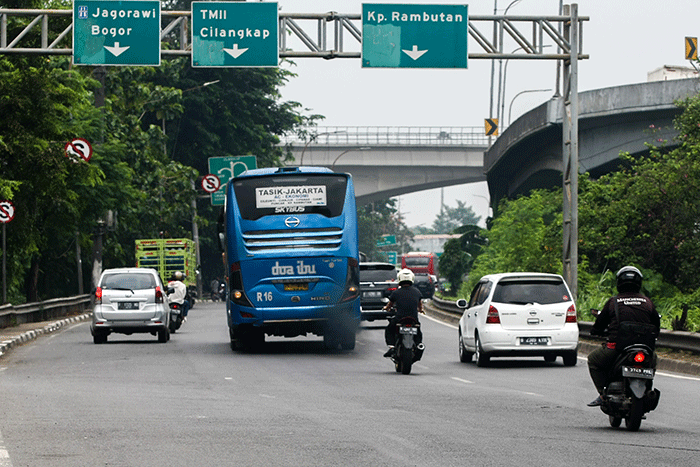 Sejumlah kendaraan melintas di kawasan Kampung Rambutan, Jakarta Timur, Rabu (21/9/2022).
