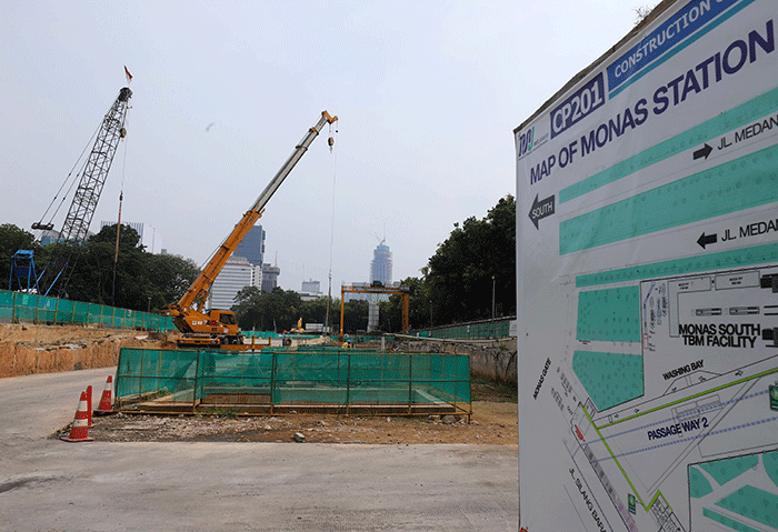 Sejumlah pekerja menyelesaikan proyek pembangunan Stasiun MRT Monumen Nasional (Monas) di Jalan Medan Merdeka Barat, Gambir, Jakarta Pusat.