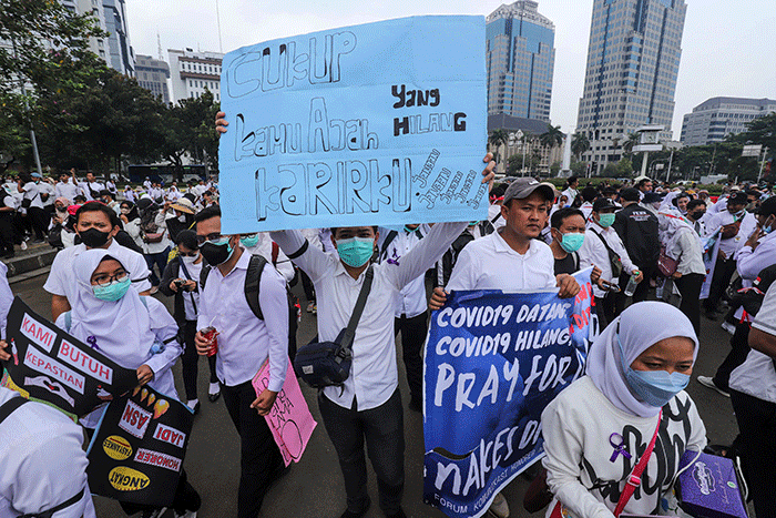 Masa yang tergabung dalam Forum Komunikasi Honorer Nakes & Non Nakes (FKHN) Indonesia melakukan aksi unjuk rasa di kawasan Patung Kuda.