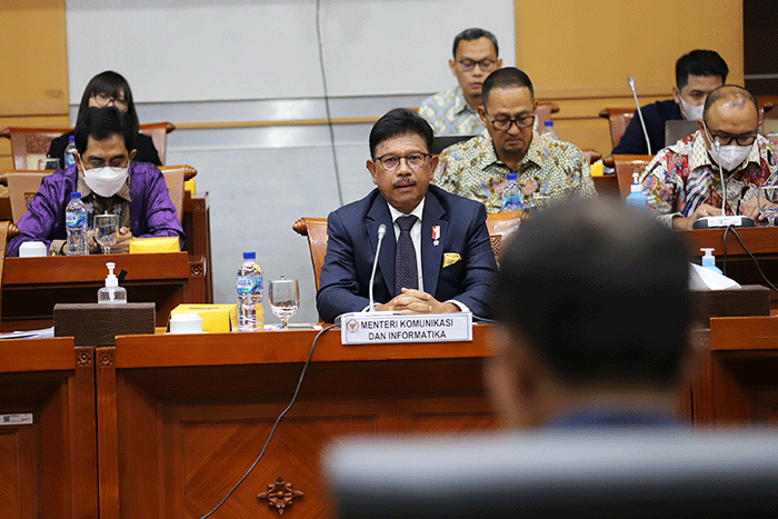 Menkominfo Johnny G Plate mengikuti rapat kerja bersama Komisi I DPR di Kompleks Parlemen, Senayan, Jakarta, Rabu (21/9/2022).