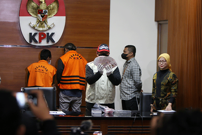 Penyidik KPK menunjukan barang bukti hasil operasi tangkap tangan (OTT) di Gedung Merah Putih KPK, Jakarta, Jumat (23/9/2022).