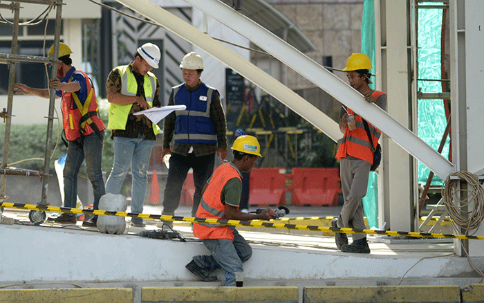 Pekerja menyelesaikan revitalisasi pembangunan halte Transjakarta Bundaran HI, Jakarta Pusat, Jumat (23/9/2022).